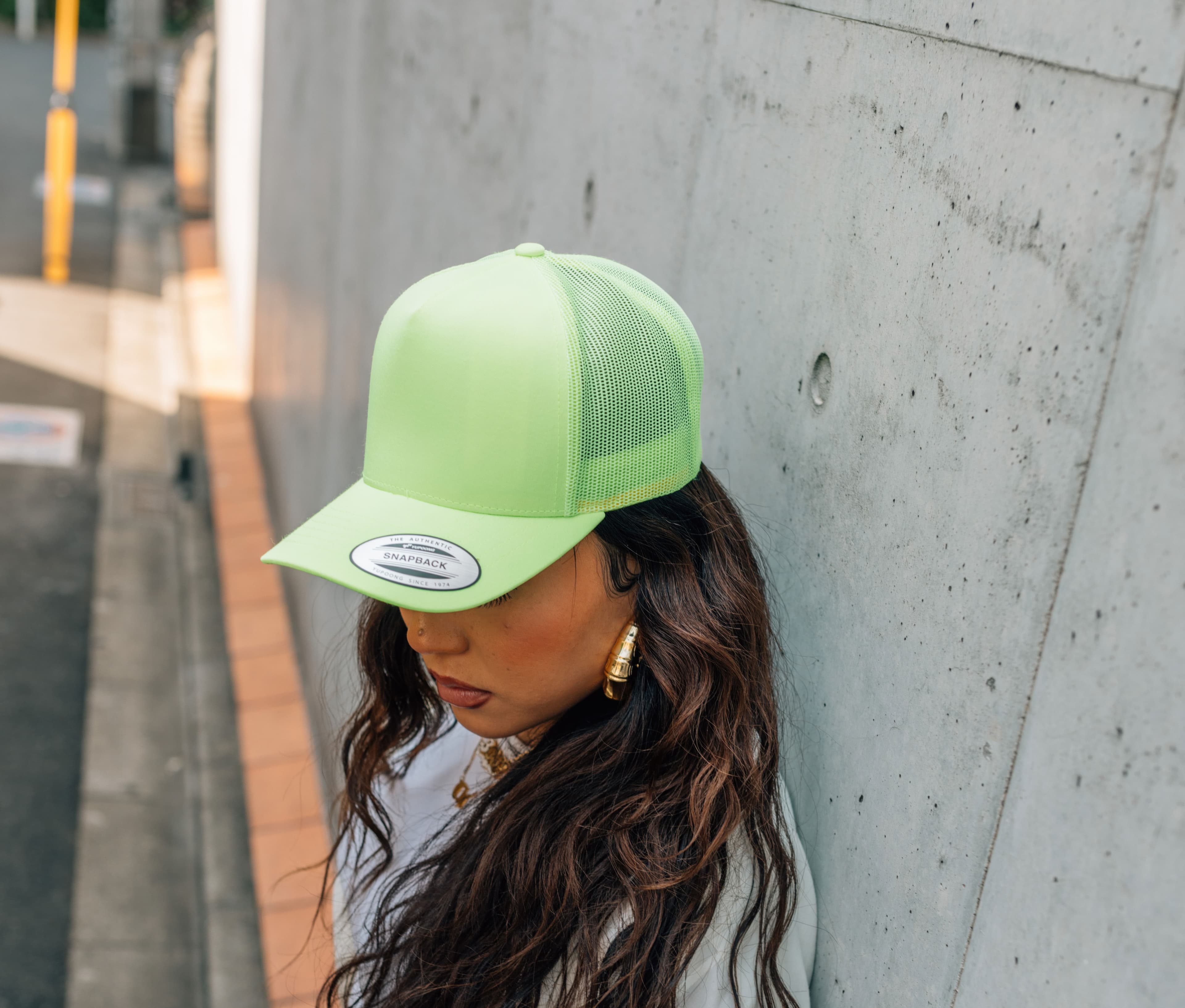 Casquette style trucker fluo