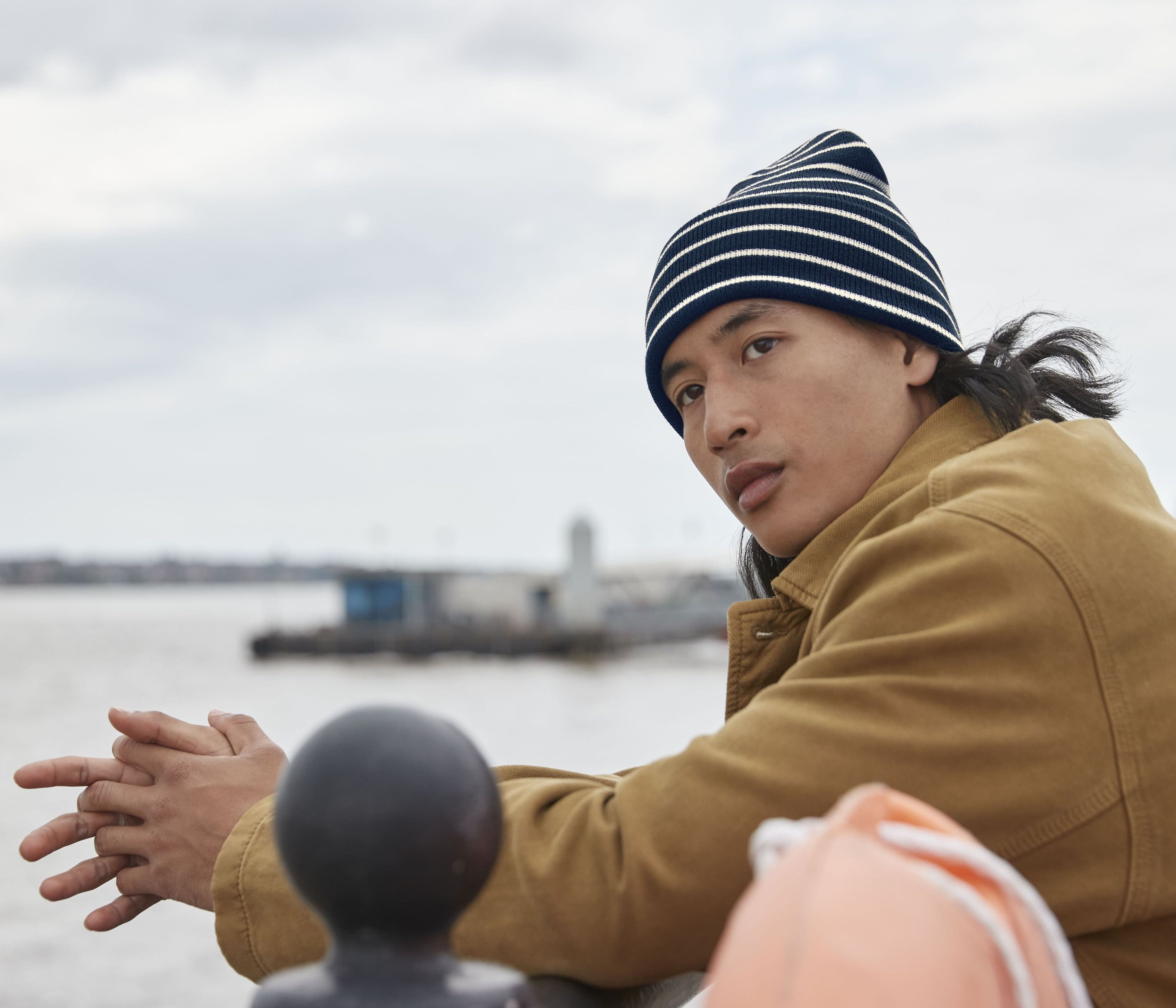 Bonnet rayé avec rabat