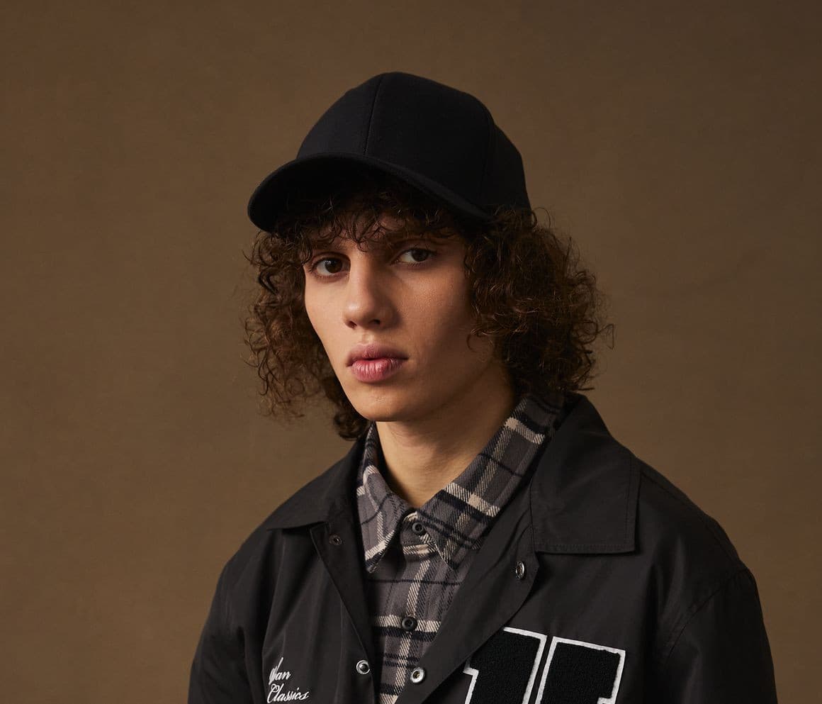 Casquette ajustée à visière préformée