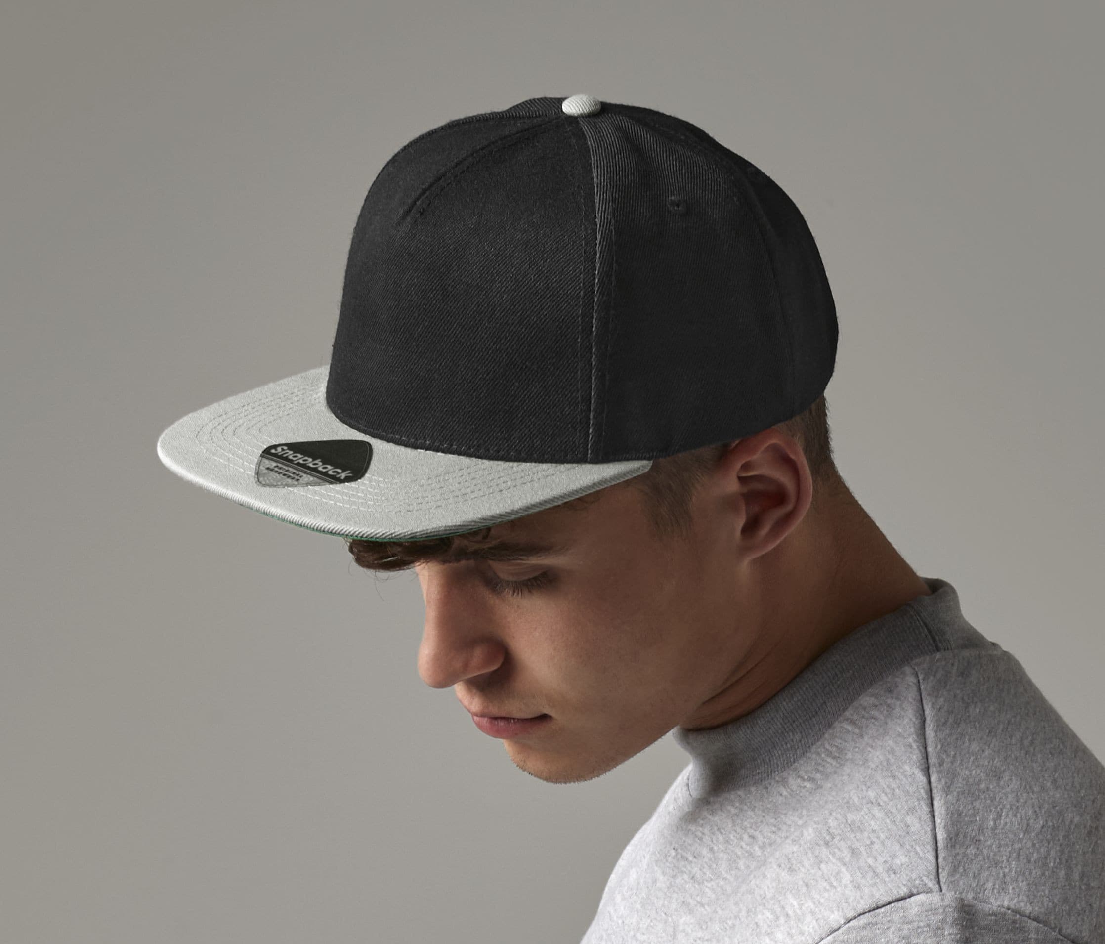 Casquette style rappeur visière contrastée